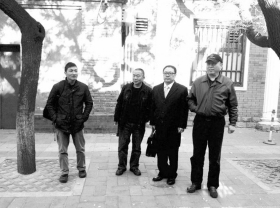 11月23日，李庄、王誓华律师、龚刚华、龚云飞（从右至左）在约谈后留影。（图片来自王誓华律师微博）